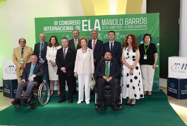 Fotografía de grupo de Su Majestad la Reina Doña Sofía con las autoridades, directiva de la Fundación CIEN y ponentes