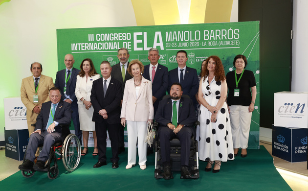 Fotografía de grupo de Su Majestad la Reina Doña Sofía con las autoridades, directiva de la Fundación CIEN y ponentes