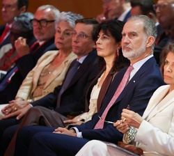 Don Felipe ocupó su lugar en la primera fila de asientos
