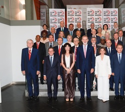 Su Majestad el Rey junto a los miembros del Club de Madrid