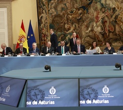 Sus Majestades los Reyes ocupan su lugar en la mesa donde ha tenido lugar la reunión con los miembros de los Patronatos de la Fundación Princesa de As