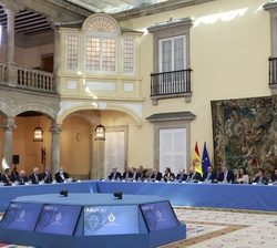 Vista de la mesa en el Salón de Austrias del Palacio Real de El Pardo, donde tiene lugar la reunión