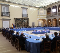 Vista general de la mesa en un momento durante la reunión
