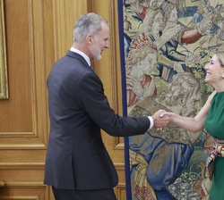 Su Majestad el Rey recibió el saludo de María Guardiola Martín, presidenta de la Junta de Extremadura