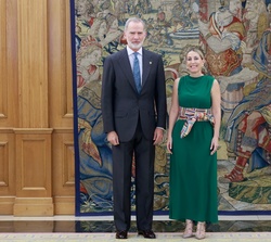 Su Majestad el Rey y María Guardiola Martín