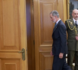 Su Majestad el Rey y la presidenta de la Junta de Extremadura se dirigen al despacho de Don Felipe para la audiencia