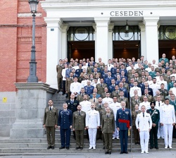 Su Majestad el Rey con los miembros del XXVII Curso de Estado Mayor