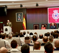 Su Majestad el Rey en el Aula Magna del CESEDEN, al inicio del acto