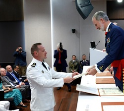 Su Majestad el Rey entrega el diploma al alumno de países aliados y amigos más distinguido, el teniente coronel de la Marine Nationale de Francia Jean