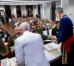 El Rey en la entrega de diplomas a los alumnos graduados del XXVII Curso de Estado Mayor