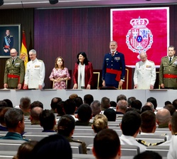 Su Majestad el Rey, en el Aula Magna del CESEDEN, preside la entrega de diplomas del XXVII Curso de Estado Mayor