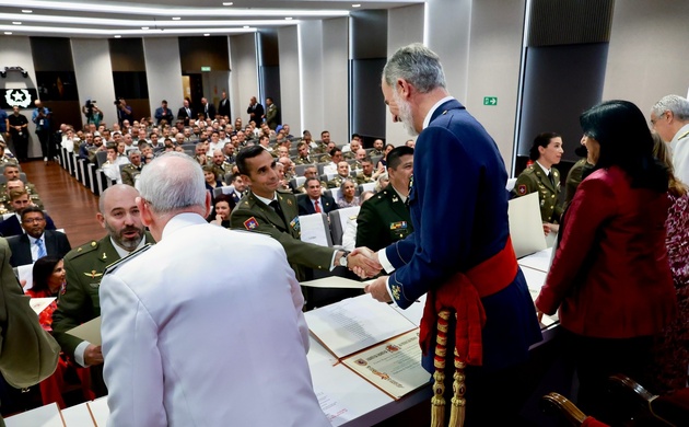 El Rey en la entrega de diplomas a los alumnos graduados del XXVII Curso de Estado Mayor