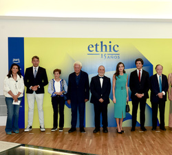 Doña Letizia junto a los ponentes y participantes en el coloquio.