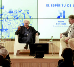 Momento del coloquio "El espíritu de la Transición", con la participación del expresidente Felipe González y el periodista Sergio del Molino