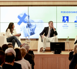 Los periodistas Ana Pastor y Rubén Amón durante el coloquio "Periodismo en tiempos inciertos", moderado por la directora de Ethosfera, Elena