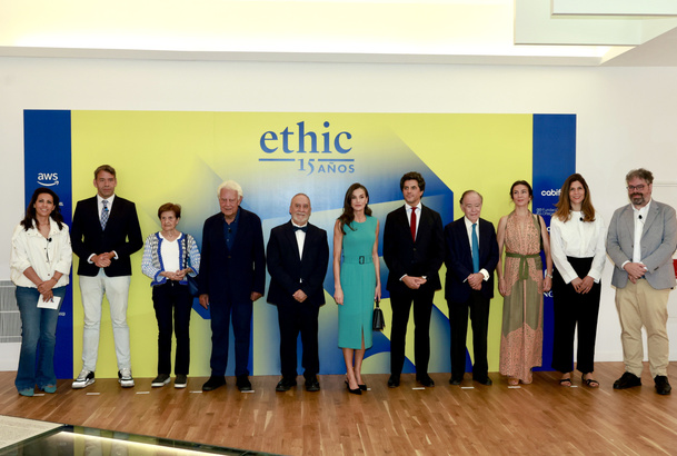 Doña Letizia junto a los ponentes y participantes en el coloquio.