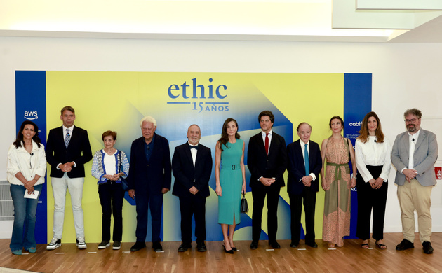 Doña Letizia junto a los ponentes y participantes en el coloquio.