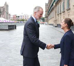 Su Majestad el Rey es recibido por la presidenta Claudia Sheinbaum en la Puerta de Honor del Palacio Nacional