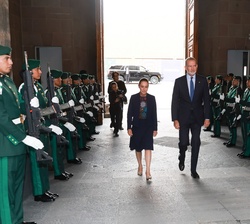 Don Felipe y la presidenta de los Estados Unidos Mexicanos acceden al Patio de Honor