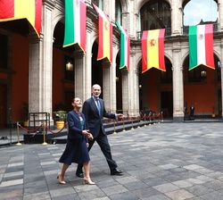 Su Majestad el Rey y la presidenta Claudia Sheinbaum a su paso por el Patio de Honor