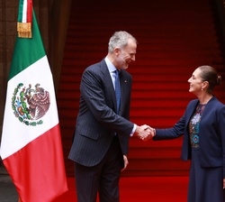 Su Majestad el Rey y la presidenta Claudia Sheinbaum se saludan Patio de Honor del Palacio Nacional tras la interpretación de los himnos nacionales 