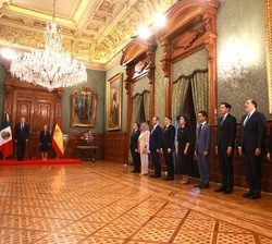 Su Majestad el Rey y la presidenta de los Estados Unidos Mexicanos acompañados de las delegaciones de ambos países antes del encuentro mantenido en el