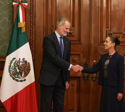 Don Felipe y la presidenta Claudia Sheinbaum se saludan en la Sala “Leona Vicario”
