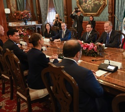 Un momento del encuentro mantenido entre Su Majestad el Rey con la presidenta de los Estados Unidos Mexicanos en la Sala “Leona Vicario” a