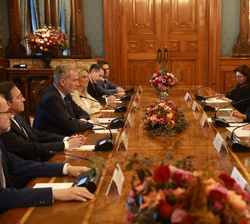 Don Felipe y la presidenta Claudia Sheinbaum durante el encuentro mantenido en el Palacio Nacional junto con las delegaciones de ambos países
