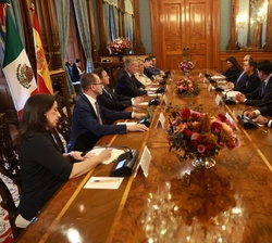 Vista general de la mesa durante el encuentro mantenido entre Su Majestad el Rey y la presidenta de los Estados Unidos Mexicanos acompañados de las de
