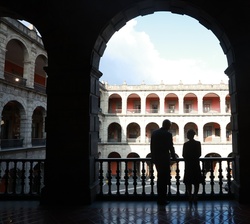 El Rey y la presidenta Claudia Sheinbaum en un momento de su recorrido por el Palacio Nacional