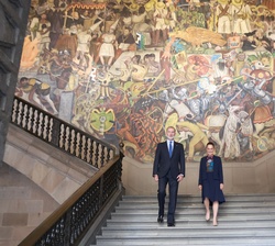 Su Majestad el Rey y la presidenta de los Estados Unidos Mexicanos, bajan por la Escalera de Honor tras la reunión mantenida en el Palacio Nacional