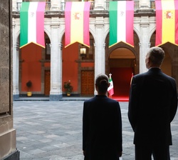 Don Felipe y la presidenta Claudia Sheinbaum observan el Patio de Honor del Palacio Nacional tras el encuentro mantenido