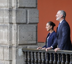 Su Majestad el Rey y la presidenta de los Estados Unidos Mexicanos conversan durante su recorrido por el Palacio Nacional