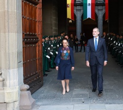 Su Majestad el Rey y la presidenta de los Estados Unidos Mexicanos salen por la Puerta de Honor del Palacio Nacional