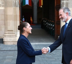La presidenta Claudia Sheinbaum despide a Su Majestad el Rey en la Puerta de Honor del Palacio Nacional