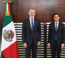 El Rey acompañado por el secretario de Relaciones Exteriores de los Estados Unidos Mexicanos, Roberto Velasco, a su llegada al Aeropuerto Internaciona