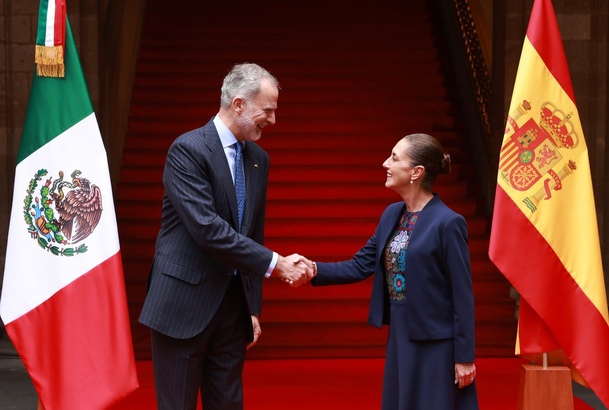 Su Majestad el Rey y la presidenta Claudia Sheinbaum se saludan Patio de Honor del Palacio Nacional tras la interpretación de los himnos nacionales 