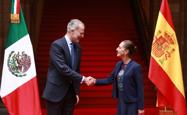 Su Majestad el Rey y la presidenta Claudia Sheinbaum se saludan Patio de Honor del Palacio Nacional tras la interpretación de los himnos nacionales 