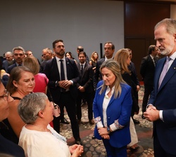 Don Felipe conversa con los componentes de la colectividad española durante el encuentro