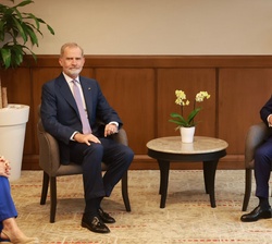 Don Felipe junto al gobernador de Jalisco, señor Don Jesús Pablo Lemus Navarro en la sala donde tuvo lugar el encuentro