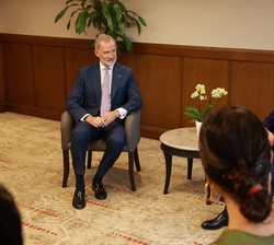 Su Majestad el Rey conversa con el gobernador de Jalisco, señor Don Jesús Pablo Lemus Navarro durante el encuentro