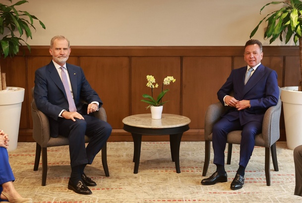 Don Felipe junto al gobernador de Jalisco, señor Don Jesús Pablo Lemus Navarro en la sala donde tuvo lugar el encuentro