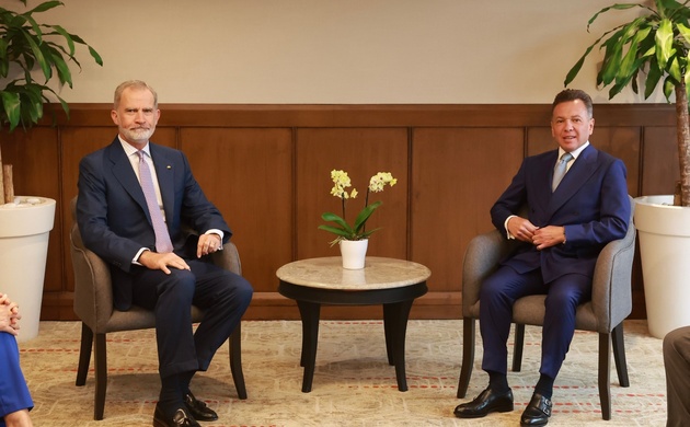 Don Felipe junto al gobernador de Jalisco, señor Don Jesús Pablo Lemus Navarro en la sala donde tuvo lugar el encuentro