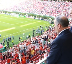 Don Felipe ocupa su lugar en el palco de autoridades del Estadio Akron