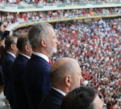 Su Majestad el Rey durante la interpretación del Himno Nacional