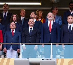 Vista general del palco de autoridades durante la interpretación del Himno Nacional de España