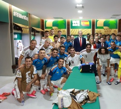 Fotografía de grupo de S.M. el Rey junto a los jugadores de la Selección Española en el  vestuario del Estadio Akron de Guadalajara
