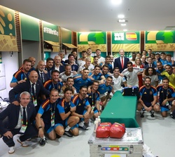 Don Felipe acompañado por los jugadores y el cuerpo técnico de la Selección Española de Fútbol