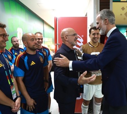 Su Majestad el Rey recibe el saludo del seleccionador nacional de fútbol, Luis de la Fuente